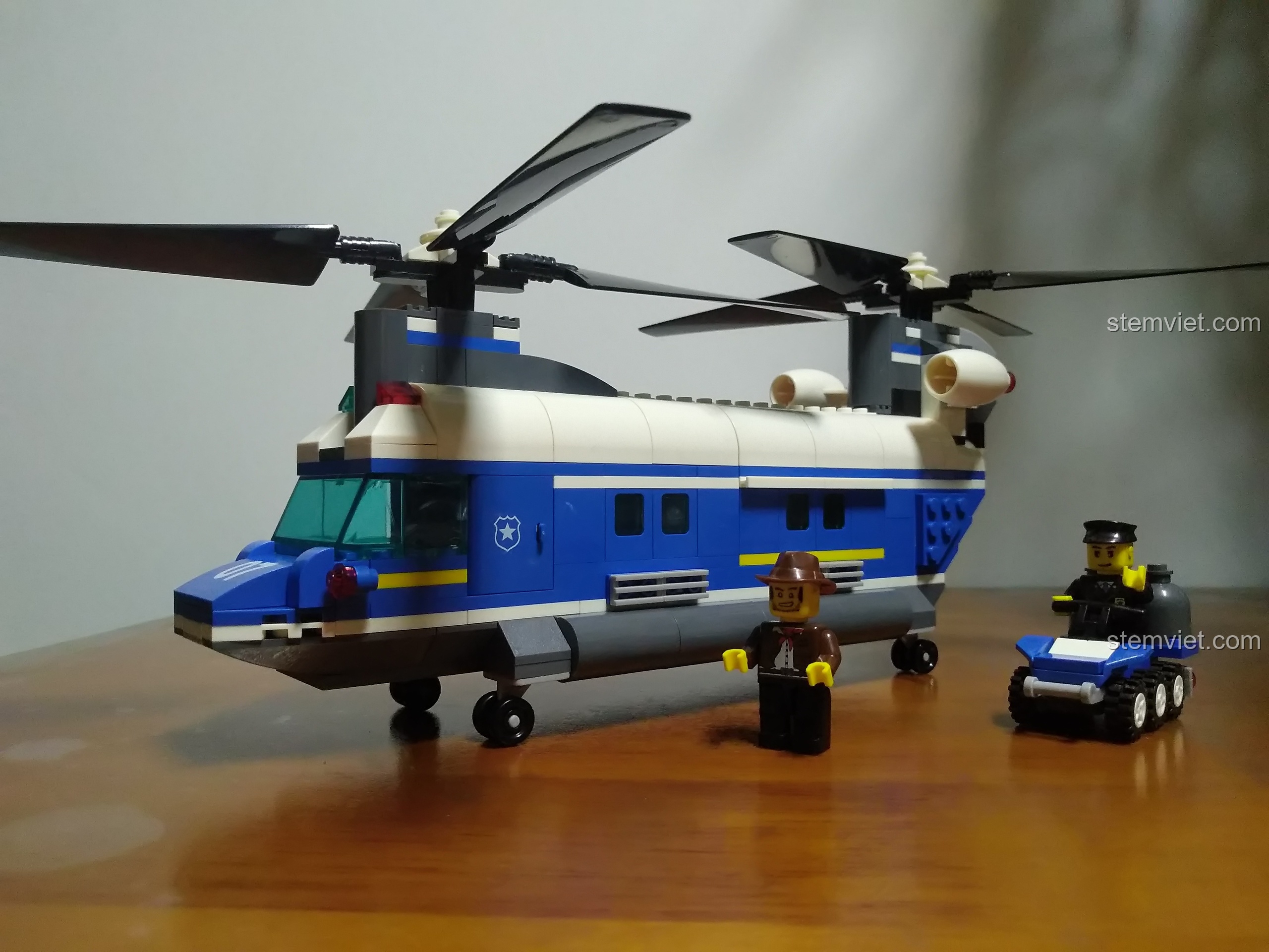 Thành phẩm bộ lắp ráp WANGE 52015: Trực thăng vận tải cảnh sát và xe địa hình mini.