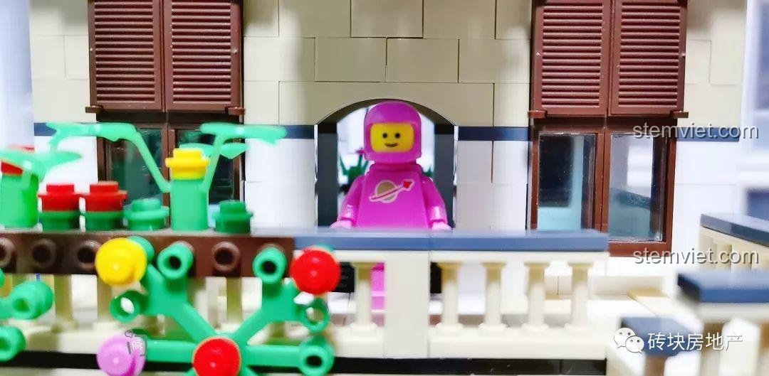 Cận cảnh ban công tầng hai của Biệt Thự Đồng Quê Kiểu Pháp WANGE 5311, với nhân vật phi hành gia đứng.