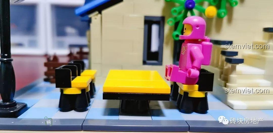 Cận cảnh bàn ghế ngoài trời của Biệt Thự Đồng Quê Kiểu Pháp WANGE 5311, với nhân vật phi hành gia ngồi.