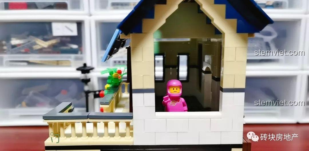 Cận cảnh cửa sổ lớn ở tầng trệt của Biệt Thự Đồng Quê Kiểu Pháp WANGE 5311, với nhân vật phi hành gia bên trong.