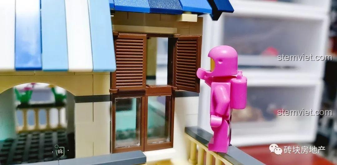 Cận cảnh cửa sổ chớp của Biệt Thự Đồng Quê Kiểu Pháp WANGE 5311, với nhân vật phi hành gia đang mở cửa.