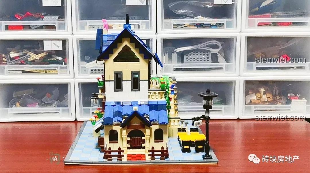 Toàn cảnh Biệt Thự Đồng Quê Kiểu Pháp WANGE 5311 nhìn từ góc bên phải, bao gồm đèn đường và khu vực sân.