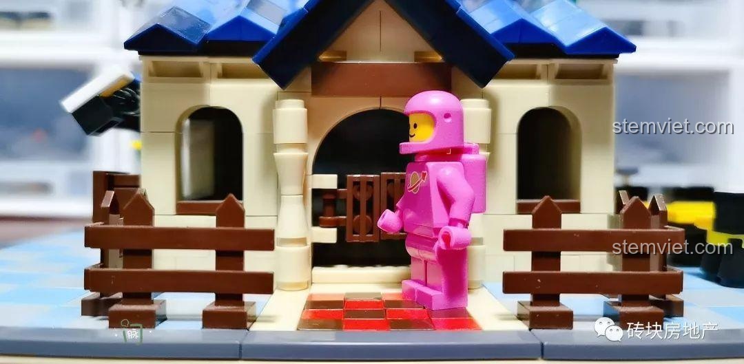 Cận cảnh hàng rào gỗ và lối đi nhỏ bên hông Biệt Thự Đồng Quê Kiểu Pháp WANGE 5311, với nhân vật phi hành gia.