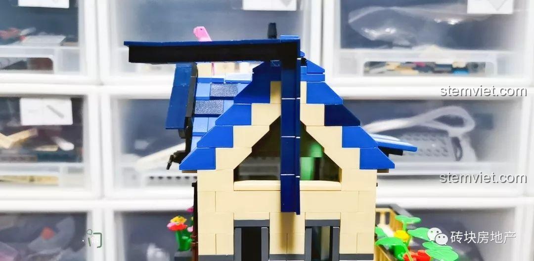 Cận cảnh mái hiên phụ của Biệt Thự Đồng Quê Kiểu Pháp WANGE 5311, với thiết kế mở và chi tiết trang trí.