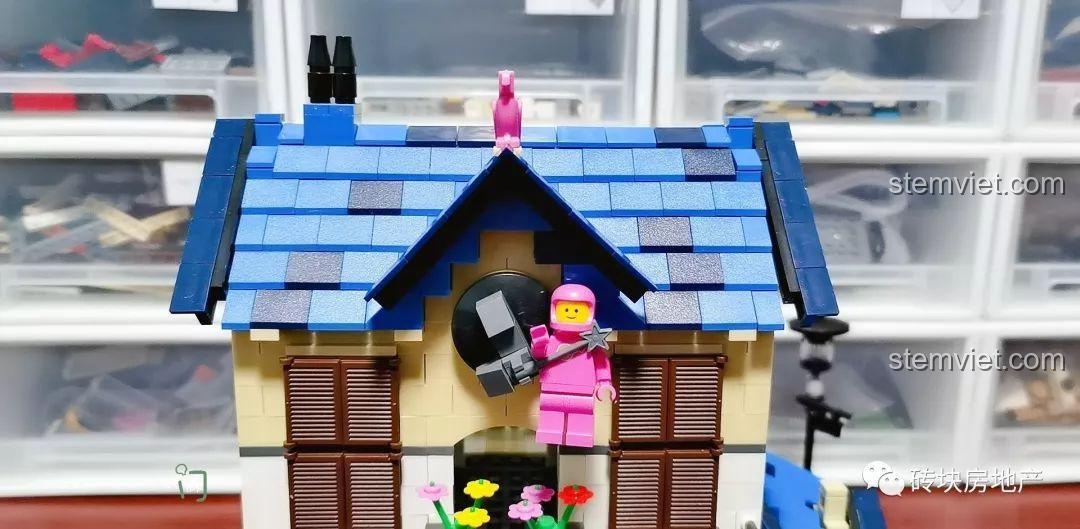 Cận cảnh mái nhà của Biệt Thự Đồng Quê Kiểu Pháp WANGE 5311, với chi tiết chim hồng và nhân vật phi hành gia.