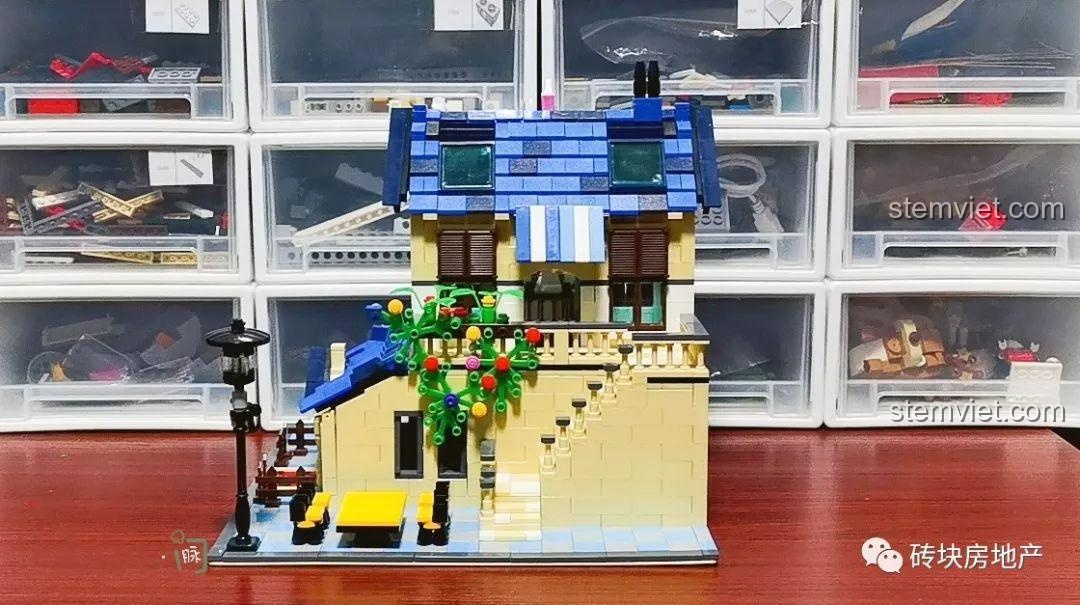 Toàn cảnh Biệt Thự Đồng Quê Kiểu Pháp WANGE 5311 nhìn từ phía sau, hiển thị cầu thang và ban công tầng hai.