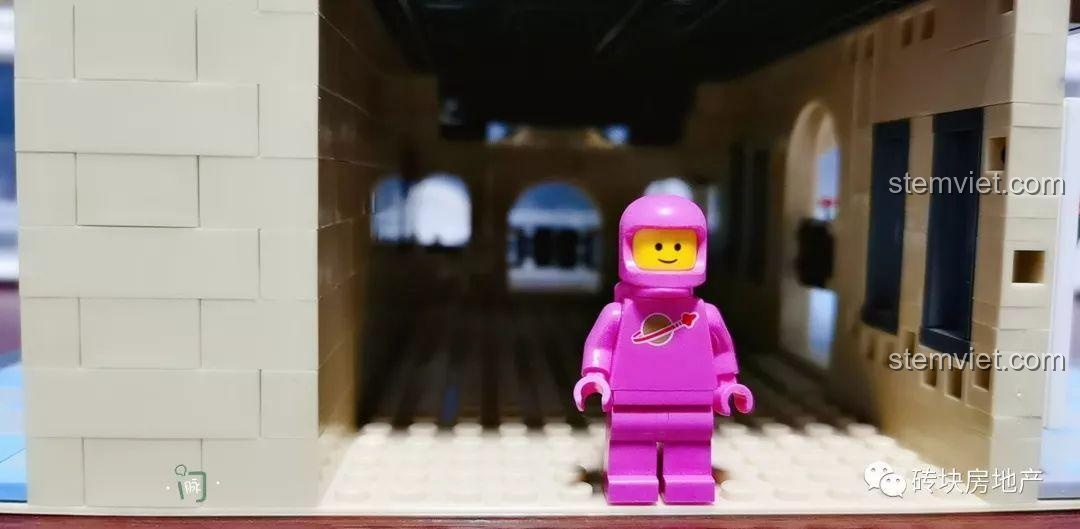 Không gian bên trong tầng trệt của Biệt Thự Đồng Quê Kiểu Pháp WANGE 5311, với nhân vật phi hành gia đứng giữa.