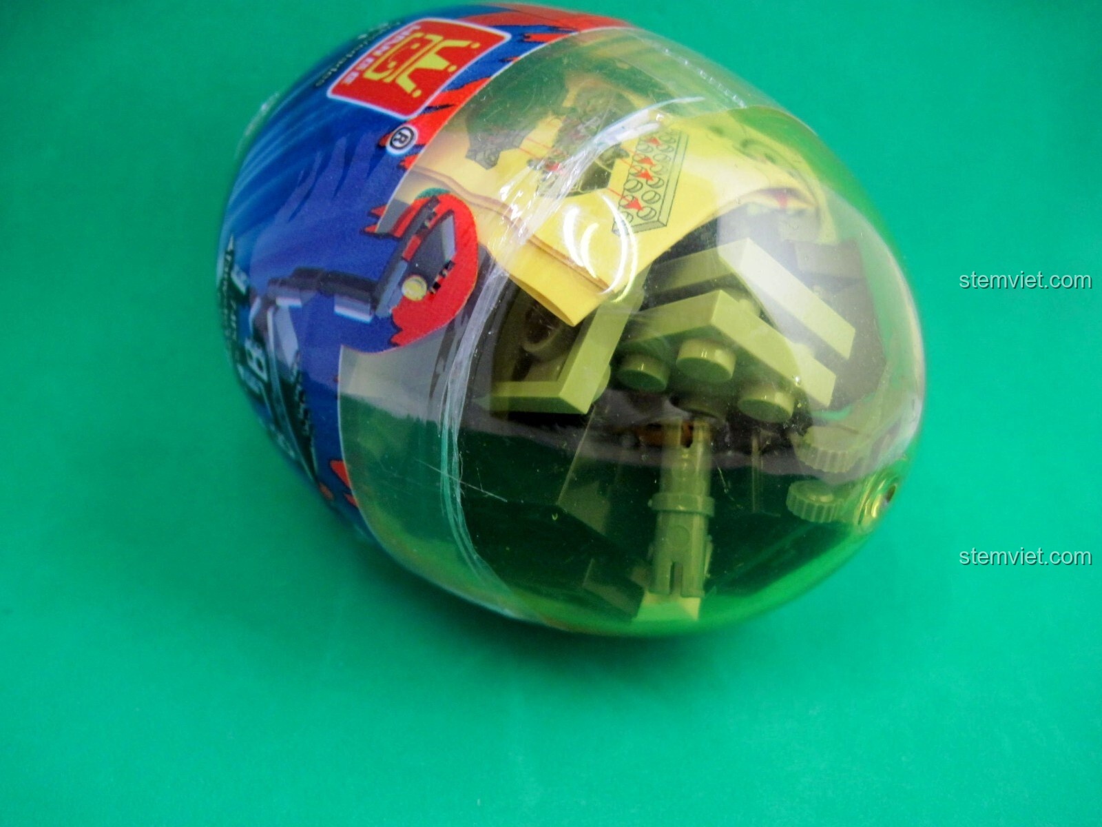 Cận cảnh bộ lắp ghép WANGE 6301 bên trong quả trứng Gashapon trong suốt