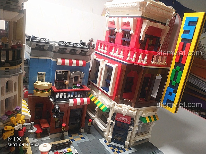 Toàn cảnh khu phố được lắp ráp từ bộ WANGE 6311 Cửa Hàng Góc Phố và các bộ khác.