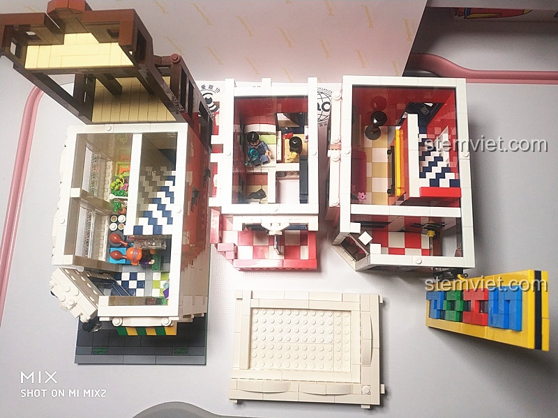 Bộ lắp ráp WANGE 6311 Cửa Hàng Góc Phố được ghép chung với các bộ khác.