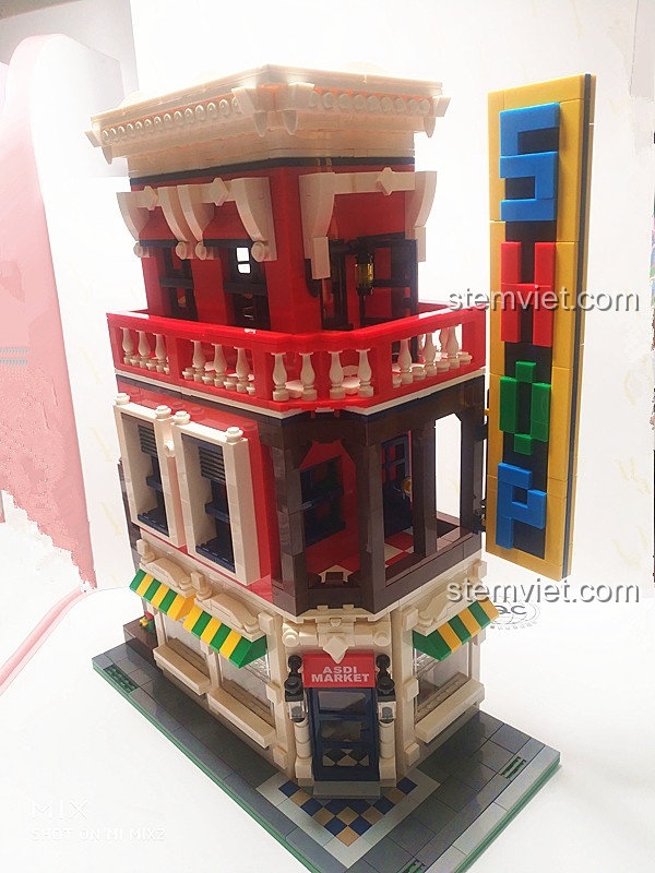 Mặt bên của bộ lắp ráp WANGE 6311 Cửa Hàng Góc Phố, thể hiện sự tinh tế trong thiết kế.