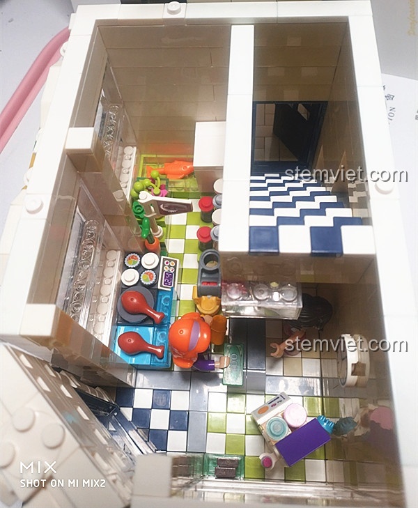 Bên trong tầng 1 của bộ lắp ráp WANGE 6311 Cửa Hàng Góc Phố, mô phỏng cửa hàng với nhiều chi tiết.