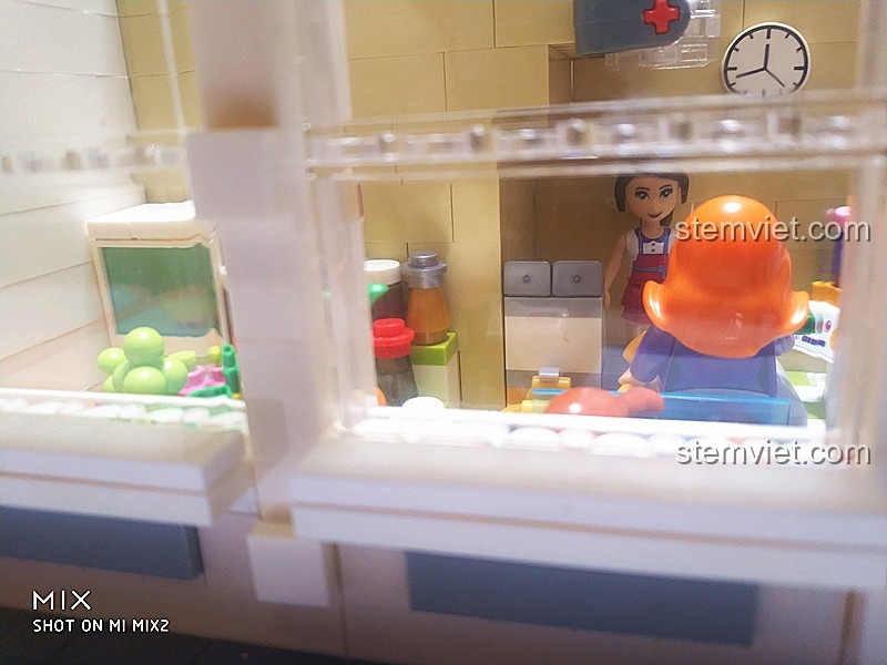 Bên trong tầng 2 của bộ lắp ráp WANGE 6311 Cửa Hàng Góc Phố, mô phỏng phòng khách.