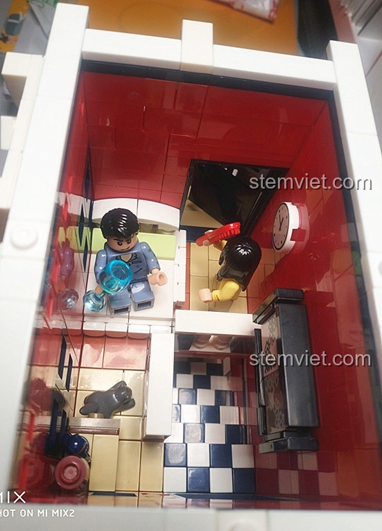 Bên trong tầng 3 của bộ lắp ráp WANGE 6311 Cửa Hàng Góc Phố, mô phỏng phòng ngủ.