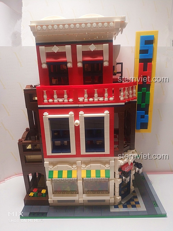 Toàn cảnh bộ lắp ráp WANGE 6311 Cửa Hàng Góc Phố, một tòa nhà 3 tầng màu đỏ nổi bật.