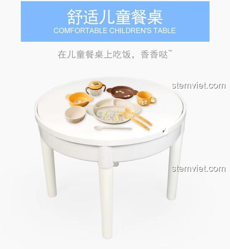 Bàn học cho bé 68012 được chuyển thành bàn ăn với mặt bàn trơn, có bát đĩa và cốc.