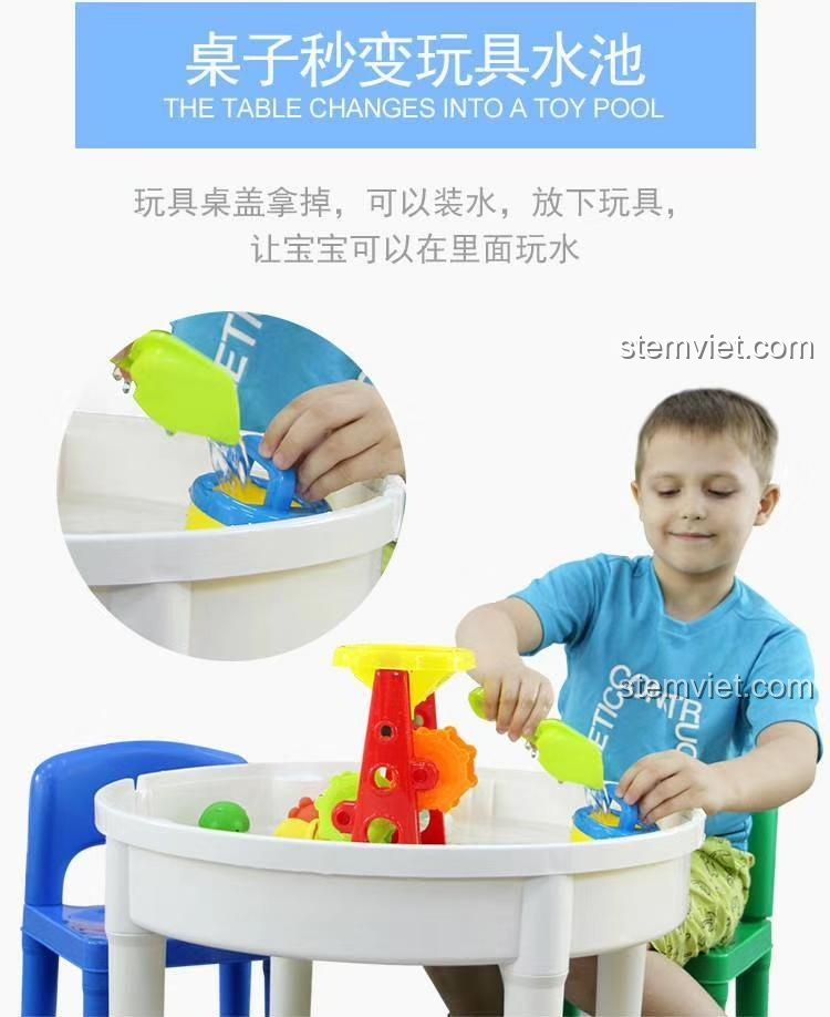 Bé trai đang chơi với nước và các món đồ chơi trong lòng bàn WANGE 68012, thể hiện tính năng bàn chơi nước.