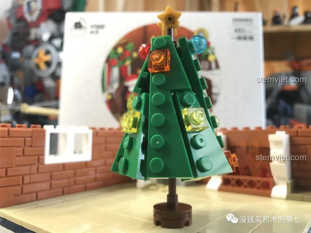 Cây thông Noel đang được lắp ráp trong bộ xếp hình Wekki 506001 Phòng Tiệc Giáng Sinh, các mảnh ghép hình lá cây.