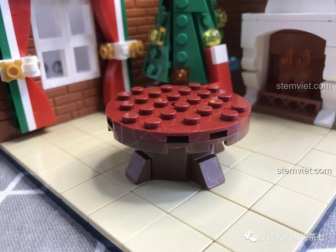 Lắp ráp bàn ăn trong bộ đồ chơi Wekki 506118, chi tiết gà tây và nến, tạo không khí bữa tiệc Giáng Sinh.