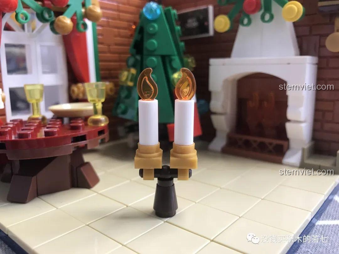 Bàn ăn đã hoàn thành với đầy đủ đồ ăn và nến, tạo nên bữa tiệc ấm cúng trong Cảnh Giáng Sinh Ấm Áp Wekki 506118.