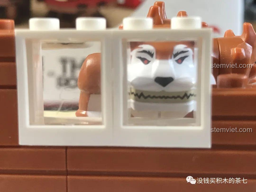 Chi tiết cửa sổ của bộ đồ chơi Wekki 506118, thể hiện độ trong suốt và chất lượng của vật liệu, bộ đồ chơi lắp ráp chất lượng cao.