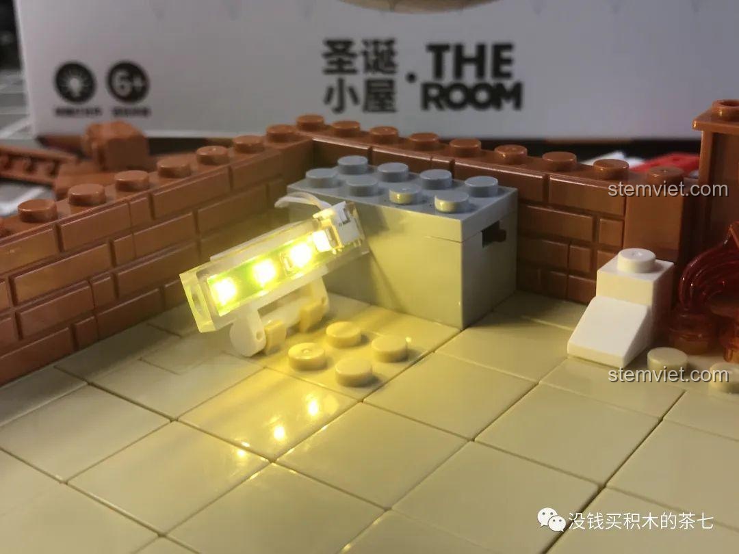 Quá trình dán decal cho bộ đồ chơi Wekki 506118, cần sự tỉ mỉ và khéo léo, bộ đồ chơi lắp ráp cho bé 6 tuổi.