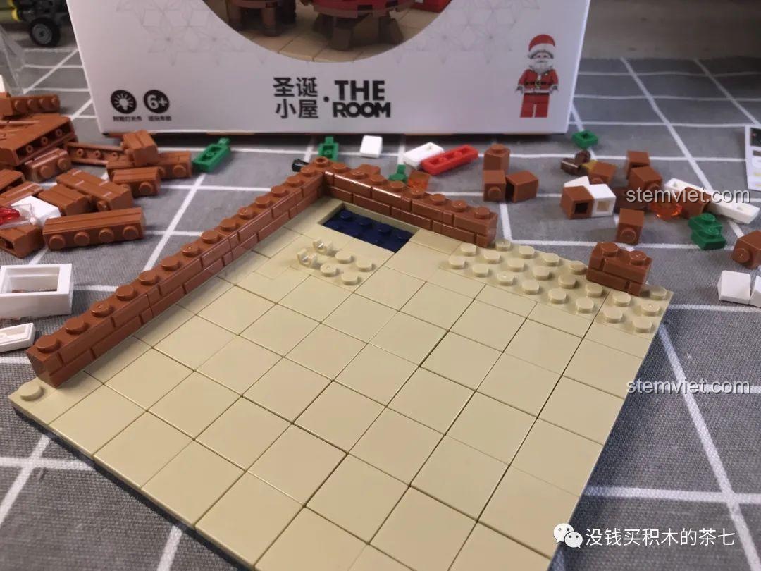 Quá trình lắp ráp nền và tường của bộ đồ chơi Wekki 506118, thể hiện sự chắc chắn của các khối lắp ghép.