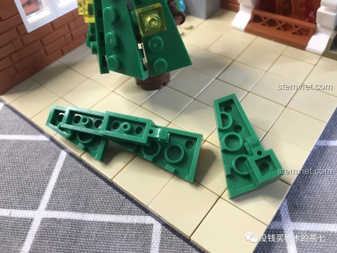 Lắp ráp cây thông Noel trong bộ đồ chơi Wekki 506118, các mảnh ghép màu xanh lá tươi tắn, tạo điểm nhấn cho Cảnh Giáng Sinh Ấm Áp.