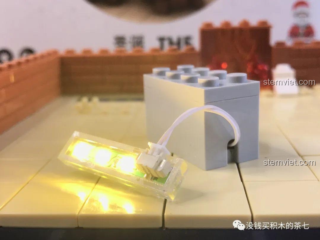 Lắp đặt bộ đèn LED vào bộ đồ chơi Wekki 506118, mang lại ánh sáng ấm áp cho Ngôi nhà Giáng Sinh, đồ chơi có tính năng đặc biệt.