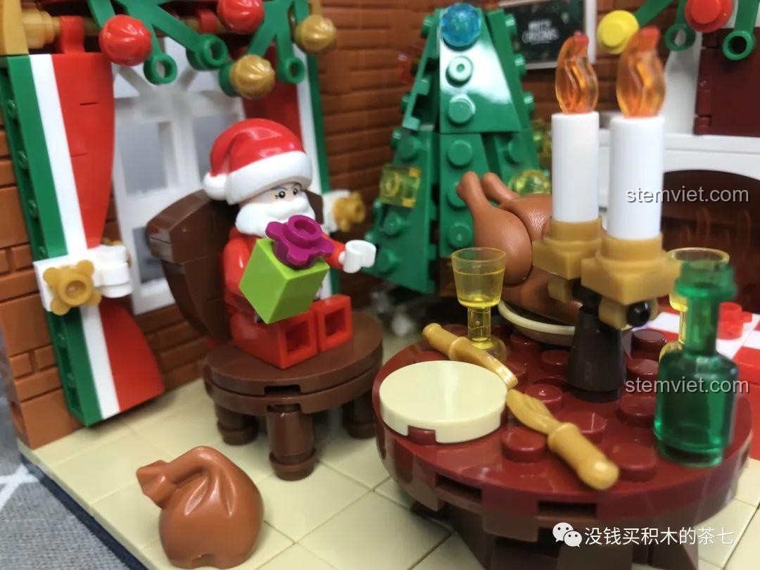 Ông già Noel minifigure nhìn từ phía sau trong bộ đồ chơi Wekki 506118, chi tiết in ấn rõ nét, phù hợp cho Cảnh Giáng Sinh Ấm Áp.