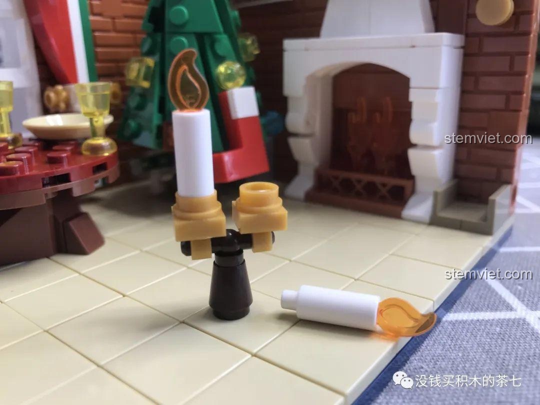 Chi tiết nến trên bàn ăn của bộ đồ chơi Wekki 506118, thiết kế tinh xảo, tăng vẻ đẹp cho Phòng khách Giáng Sinh.