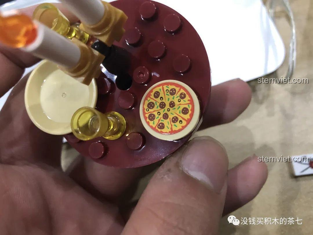 Các phụ kiện nhỏ như phong bì, sách, đồng hồ trong bộ đồ chơi Wekki 506118, tăng thêm chi tiết cho Phòng khách Giáng Sinh.