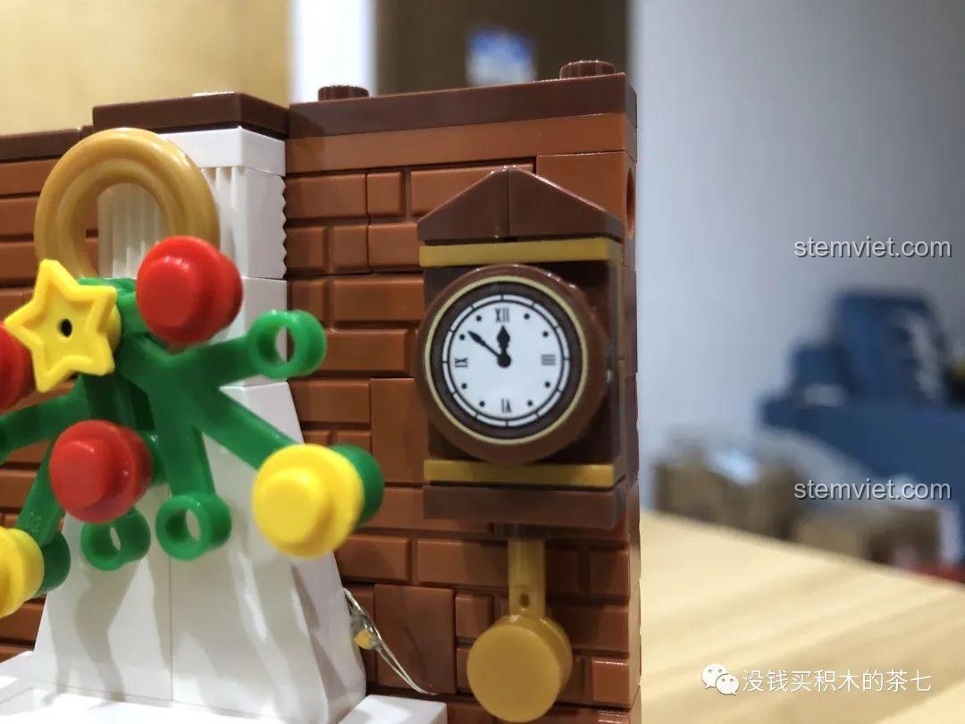 Chi tiết pizza và đồng hồ quả lắc trong bộ đồ chơi Wekki 506118, các mảnh ghép nhỏ tạo nên sự sống động cho Cảnh Giáng Sinh Ấm Áp.