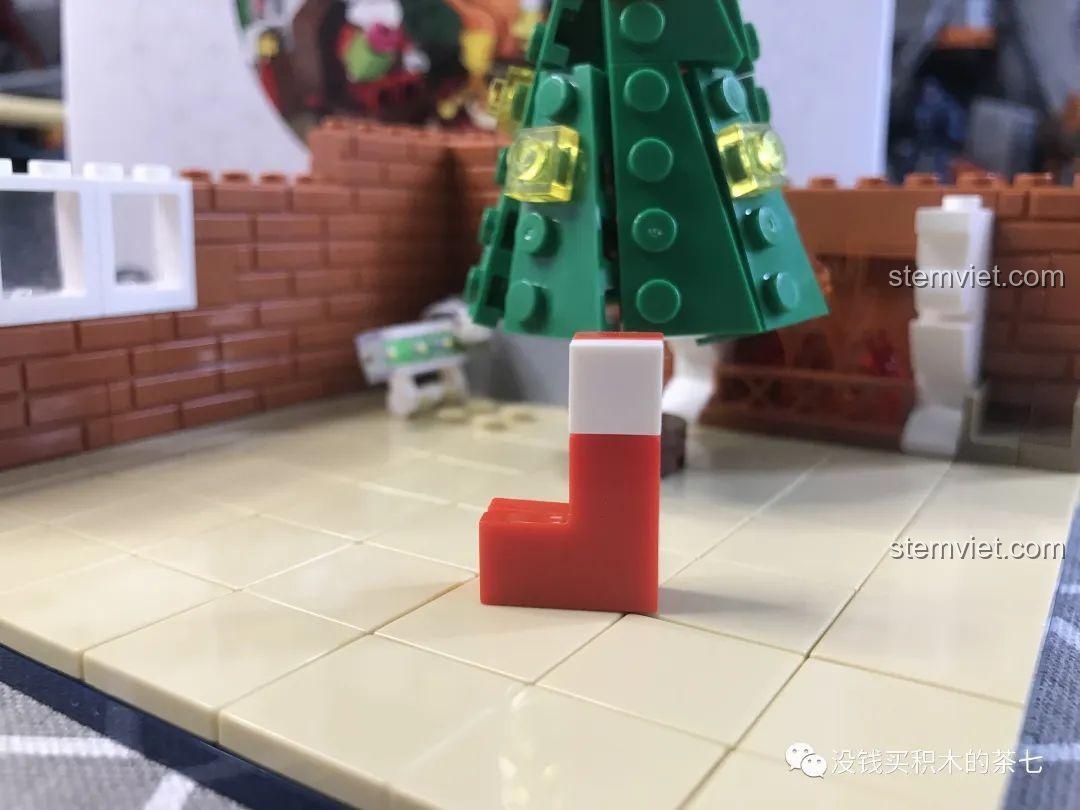 Chi tiết tất Giáng Sinh mini trong bộ đồ chơi Wekki 506118, một điểm nhấn đáng yêu cho Ngôi nhà Giáng Sinh.