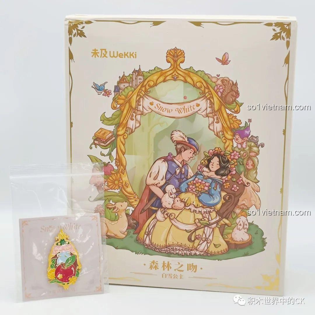 Ảnh review từ người dùng bộ xếp hình Nàng Bạch Tuyết và Hoàng Tử, kèm theo huy hiệu cài áo xinh xắn, chất lượng cao.