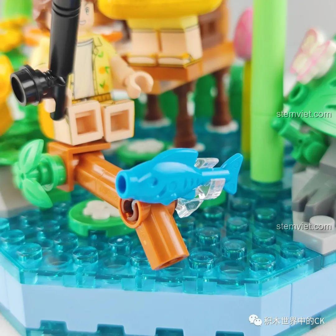 Chi tiết bông hoa hồng và tai nghe của minifigure nam trong bộ Wekki mùa xuân.