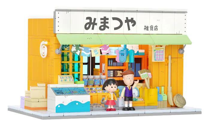 Toàn cảnh bộ lắp ghép Cửa hàng tạp hóa Mitsuya Wekki 516408, với hai nhân vật Maruko và Hanawa đứng phía trước. Món đồ chơi mô hình giá rẻ cho bé gái 8 tuổi.