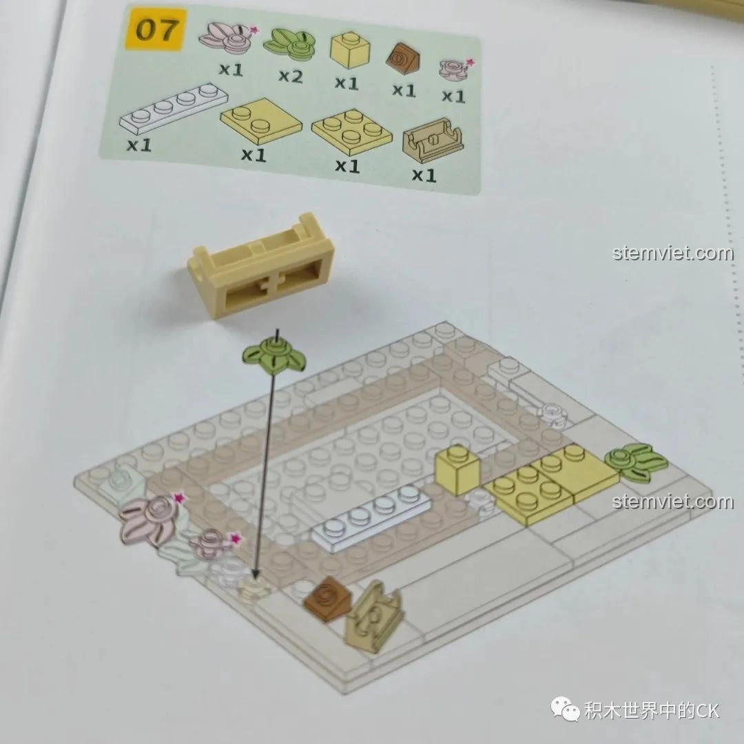 Hình ảnh bước lắp ráp đầu tiên của bộ Wekki 516601 Tiệm Bánh Ngọt Hoa Anh Đào, hướng dẫn đặt các mảnh đế.