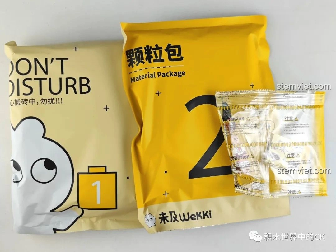 Các túi chi tiết được đánh số 1 và 2 của bộ lắp ghép Wekki 516601 Tiệm Bánh Ngọt Hoa Anh Đào, sẵn sàng cho việc lắp ráp.