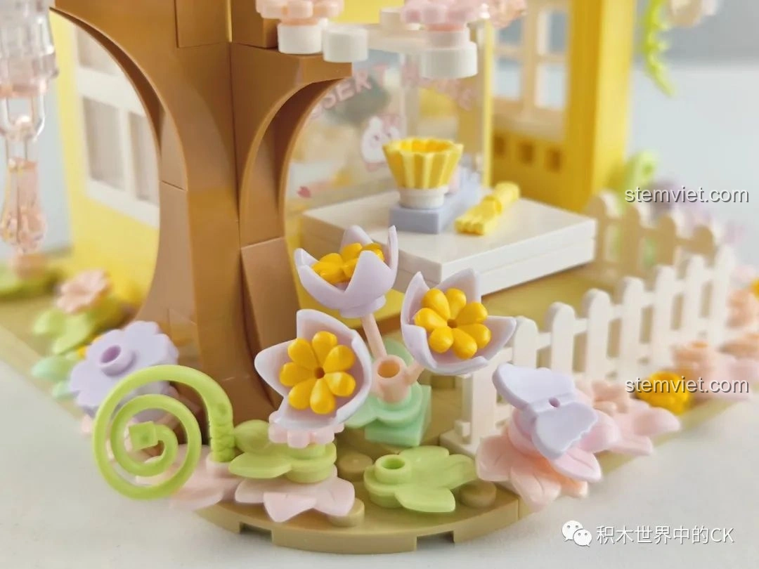 Cận cảnh hai chú chim nhỏ đậu trên mái nhà hoa anh đào của Tiệm Bánh Ngọt Hoa Anh Đào Wekki 516601.