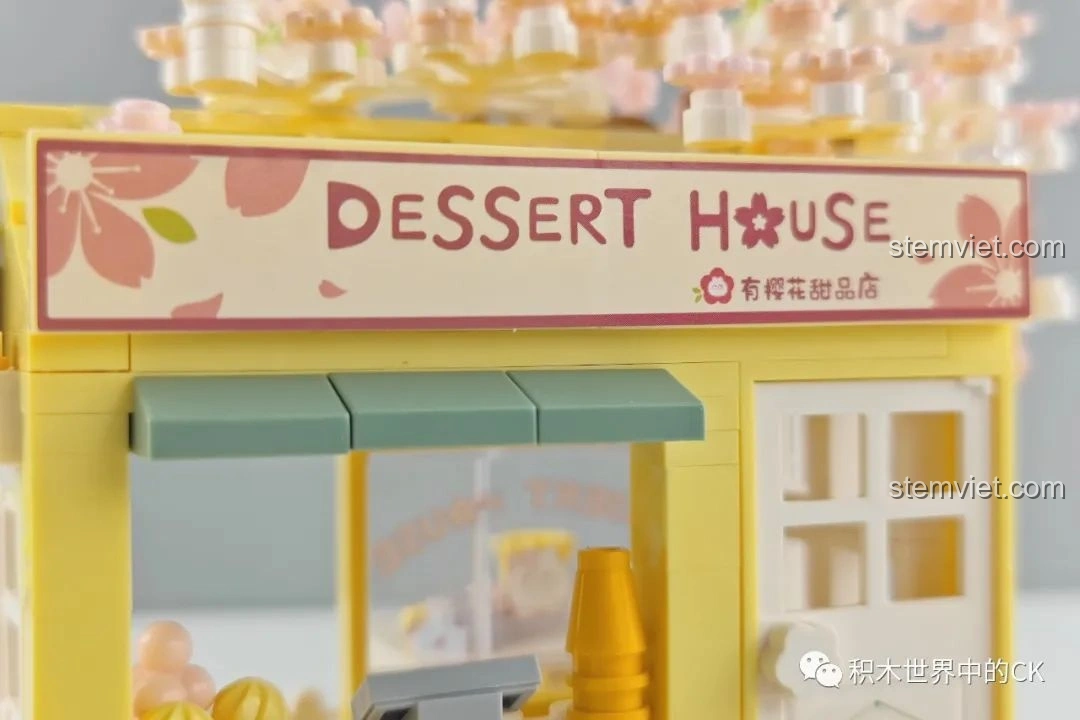 Cận cảnh các chi tiết hoa và bướm nhỏ xinh trong bộ lắp ghép Wekki 516601 Tiệm Bánh Ngọt Hoa Anh Đào.