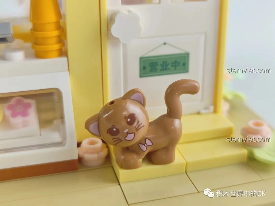 Cận cảnh các chi tiết hoa và cây leo màu pastel trang trí bên ngoài Tiệm Bánh Ngọt Hoa Anh Đào Wekki 516601.