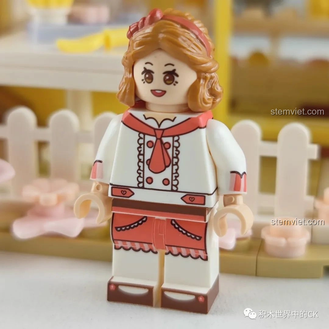 Cận cảnh minifigure cô chủ tiệm bánh trong bộ lắp ghép Wekki 516601 Tiệm Bánh Ngọt Hoa Anh Đào, với trang phục chi tiết.