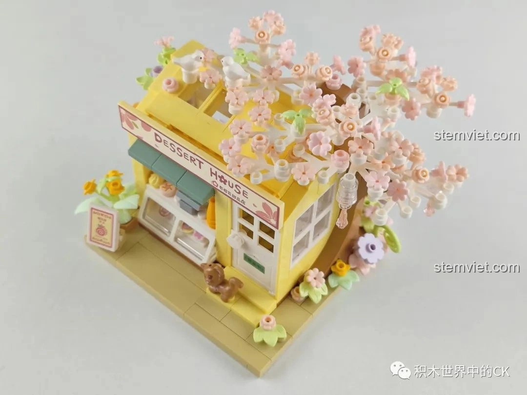 Cận cảnh quầy bánh và bảng menu