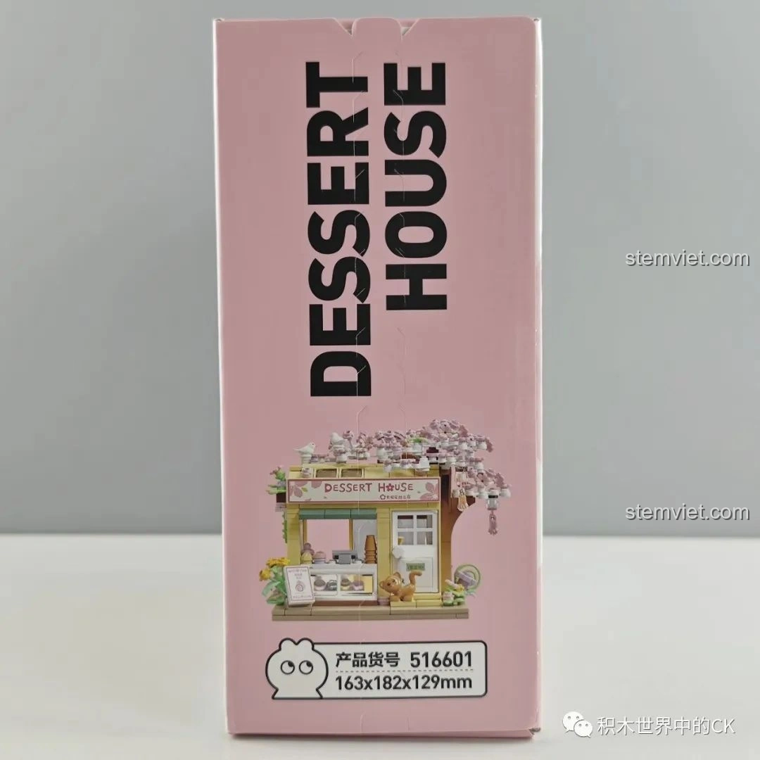 Mặt bên hộp bộ lắp ghép Wekki 516601 Tiệm Bánh Ngọt Hoa Anh Đào, hiển thị mã sản phẩm và kích thước mô hình.