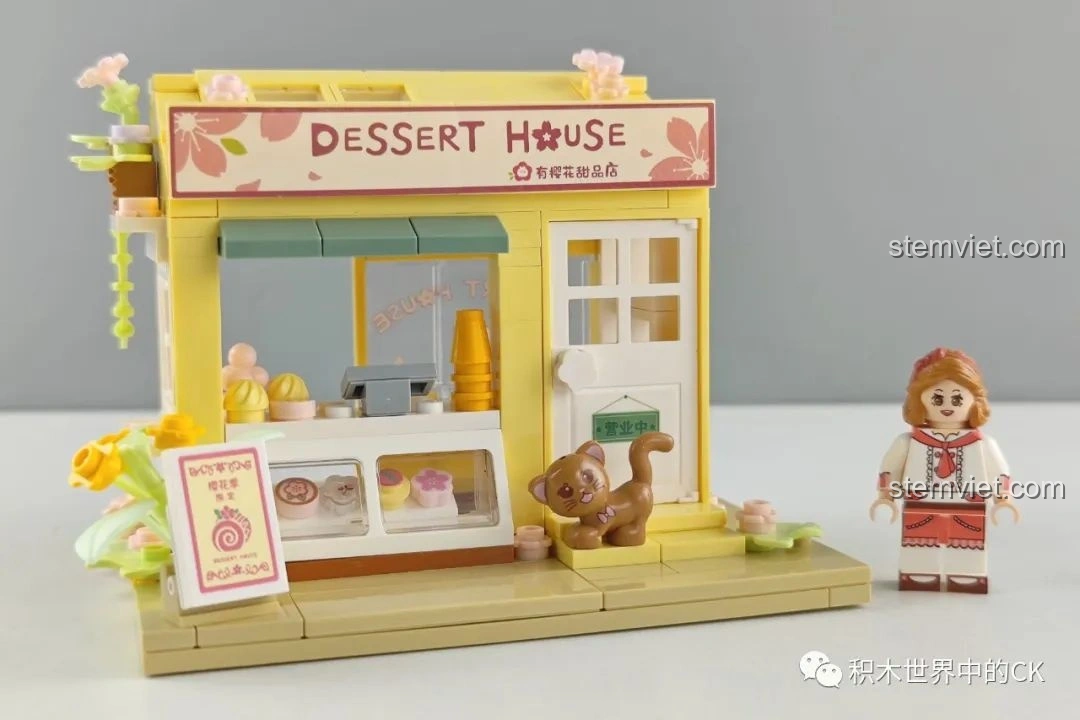 Mô hình hoàn chỉnh của bộ lắp ghép Wekki 516601 Tiệm Bánh Ngọt Hoa Anh Đào, nhìn từ góc chính diện.