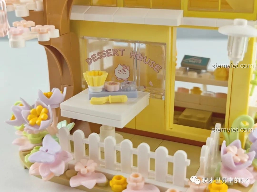 Mô hình hoàn chỉnh của bộ lắp ghép Wekki 516601 Tiệm Bánh Ngọt Hoa Anh Đào được chiếu sáng, tạo hiệu ứng lung linh.