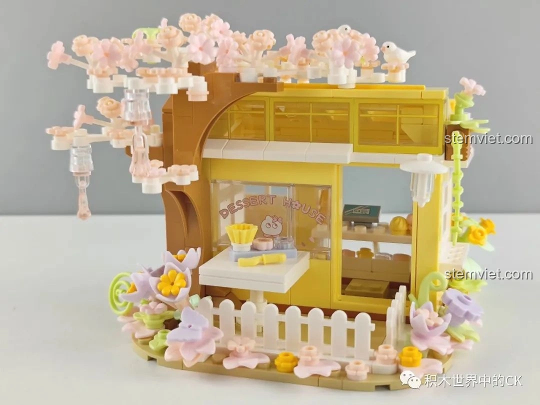 Mô hình hoàn chỉnh của bộ lắp ghép Wekki 516601 Tiệm Bánh Ngọt Hoa Anh Đào, nhìn từ góc nghiêng, tổng thể hài hòa.