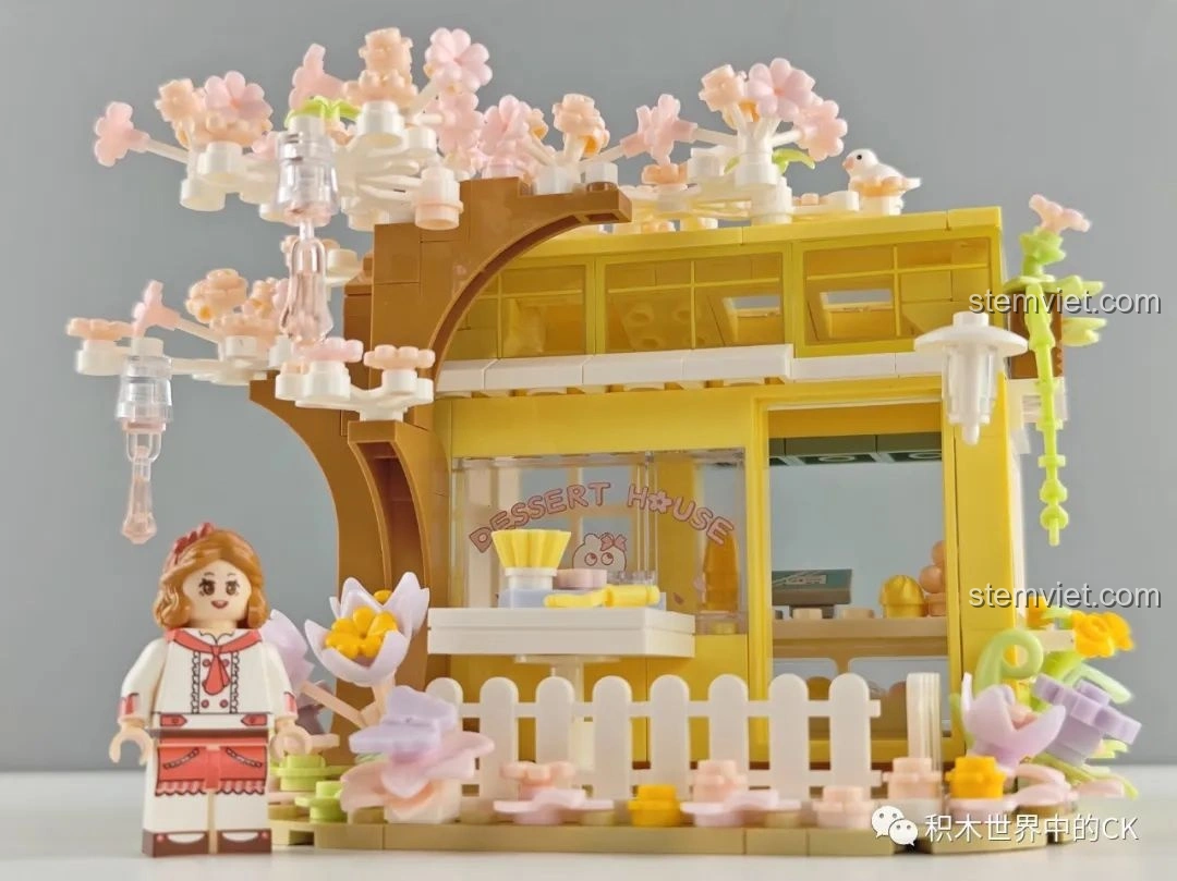 Mô hình hoàn chỉnh của bộ lắp ghép Wekki 516601 Tiệm Bánh Ngọt Hoa Anh Đào, nhìn từ góc bên phải, có minifigure.