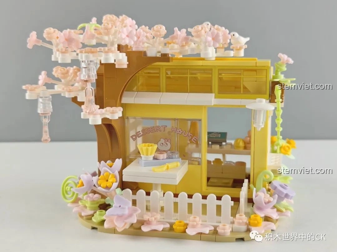 Mô hình hoàn chỉnh của bộ lắp ghép Wekki 516601 Tiệm Bánh Ngọt Hoa Anh Đào, nhìn từ góc bên trái, nổi bật cây hoa anh đào.